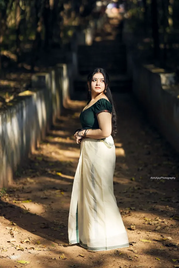 Gopika Keerthy Radiates Warmth in Sun-Kissed Saree Pictures