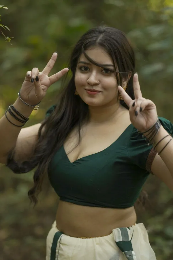 Kerala Influencer Gopika Keerthy Stuns in Revealing Green Blouse