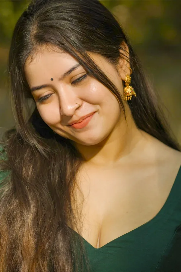 Saree Glam: Gopika Keerthy in Hot New Photoshoot Stills