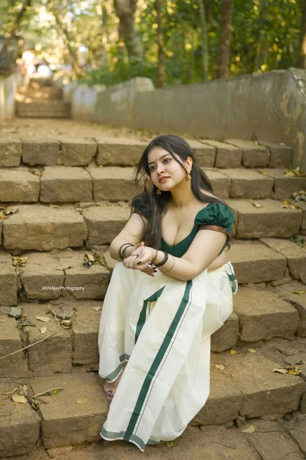 Gopika Keerthy Shows Off Her Curves in Traditional Kerala Saree