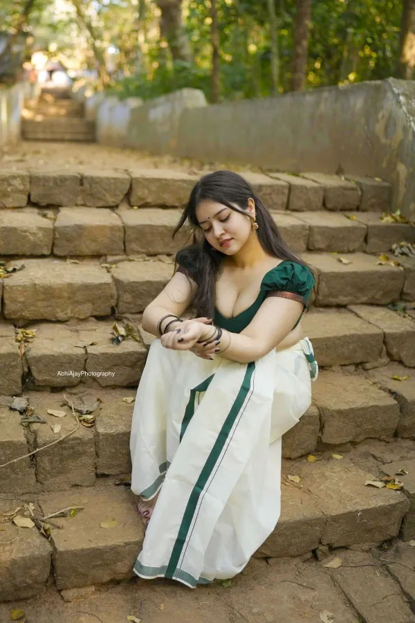 Stunning Gopika Keerthy Flaunts Cleavage in Sizzling Saree Shoot