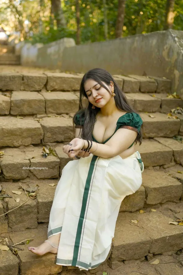 Gopika Keerthy Sizzling Show in Kerala Traditional Wear