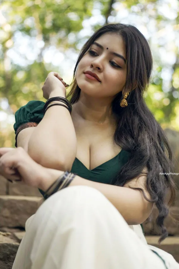 Gopika Keerthy Redefines Traditional Fashion in Green & Cream Saree