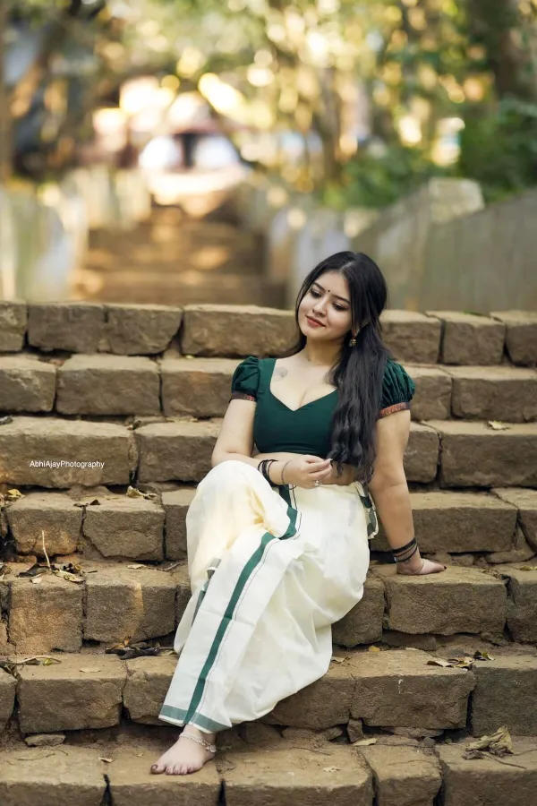 Gopika Keerthy Blends Modern Glam with Traditional Kerala Saree