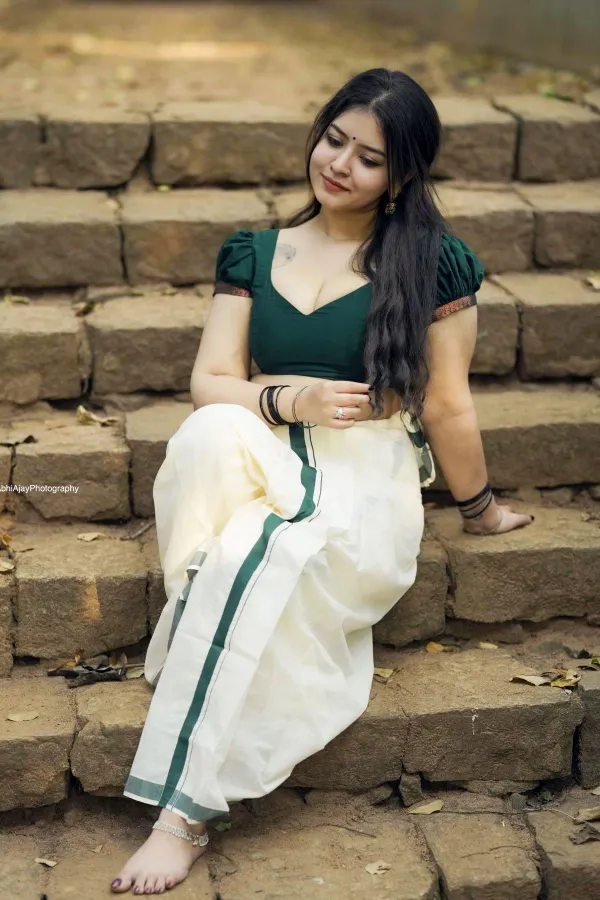 Perfect Saree Draping: Gopika Keerthy's Latest Outdoor Photoshoot