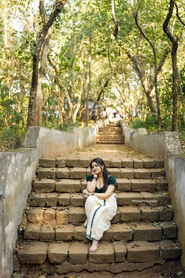 Kerala Model Gopika Keerthy Drops Breathtaking New Saree Pictures