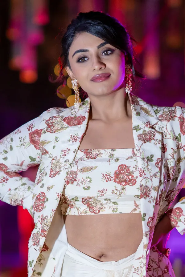 Nayan Sarika hot navel stills in Ivory Fusion Saree