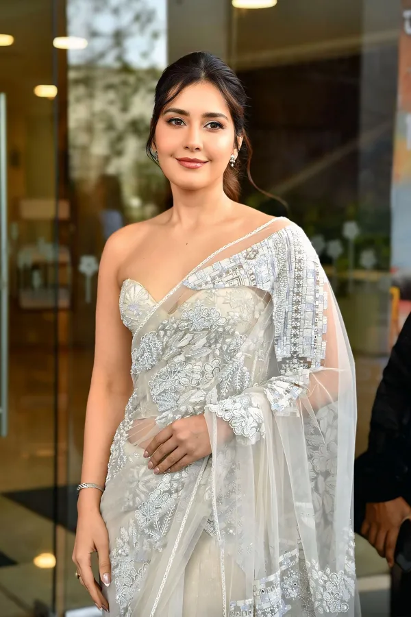 Raashi Khanna in Strapless Sweetheart Blouse & White Saree