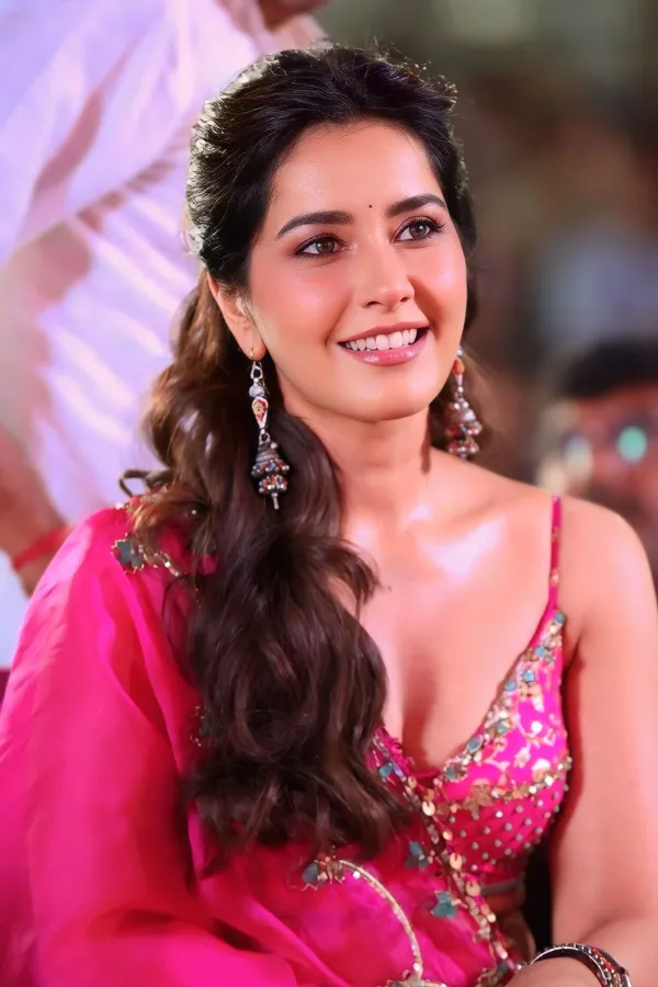 Ustaad Bhagat Singh Pre-Release: Raashii Khanna in Stunning Lehenga