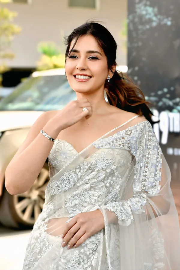 Ustaad Bhagat Singh Release: Raashi Khanna in White Saree Stills