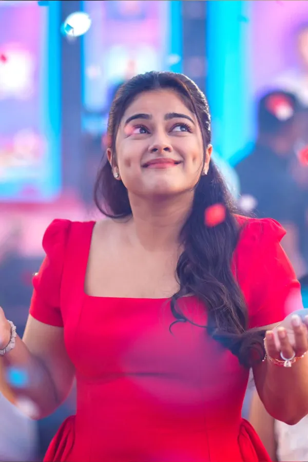 Trend Alert: Siddhi Idnani Rocks the Square Neck Skater Dress