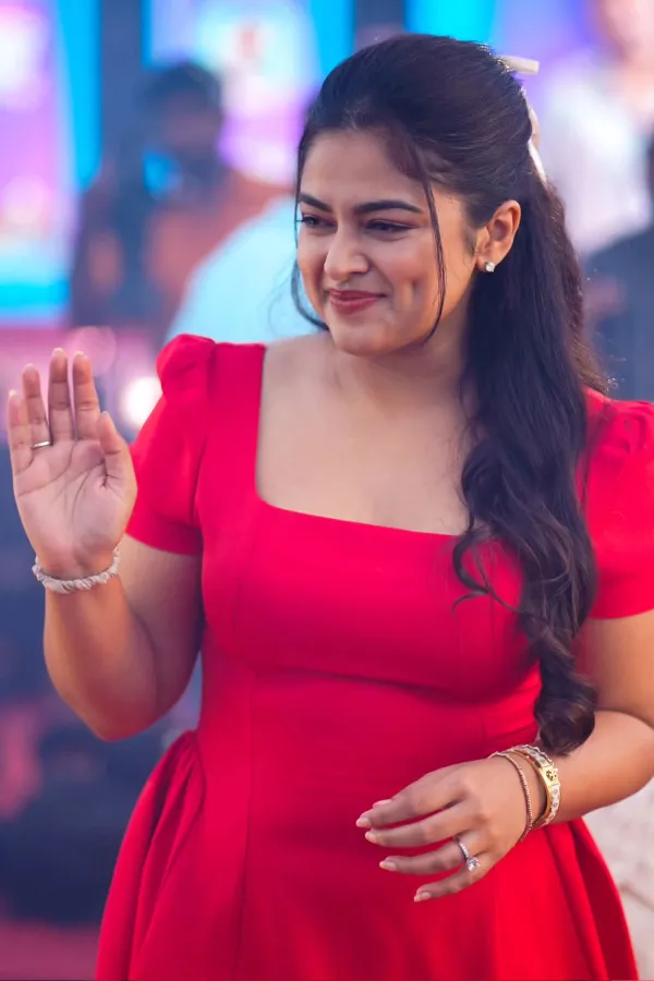 Stunning! Siddhi Idnani in Red Short Puff Sleeve Mini Dress