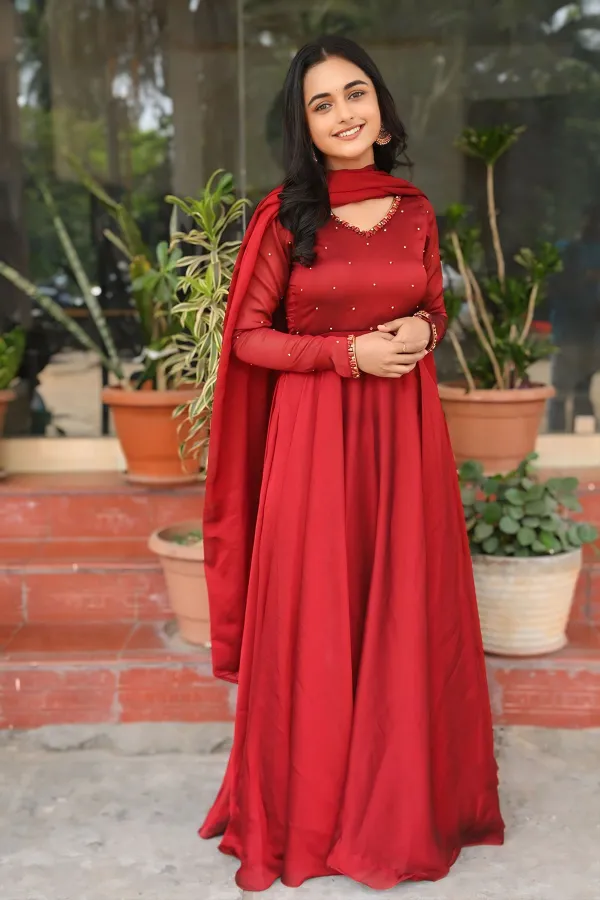 Smeha Manimegalai Sets Traditional Trends in Red V-Neck Anarkali