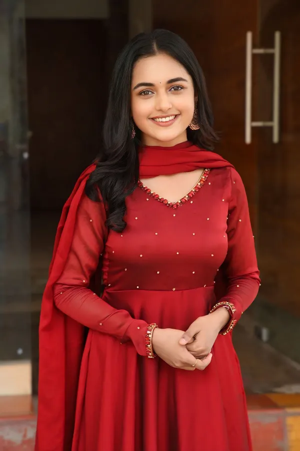 Get the Look: Smeha Manimegalai in Red Keyhole Neckline Anarkali