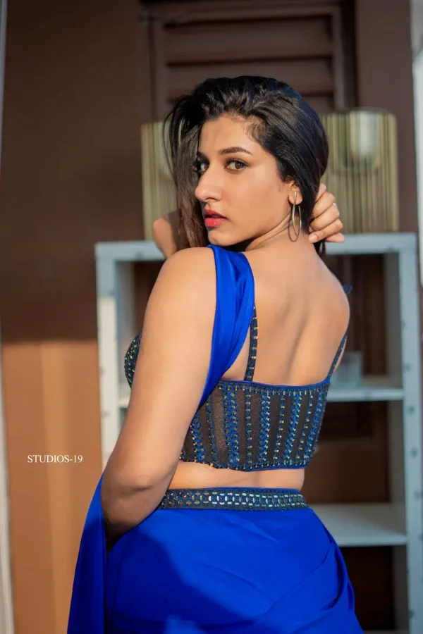 Vishnu Priya Bhimeneni in Sizzling Backless Blouse Saree Look