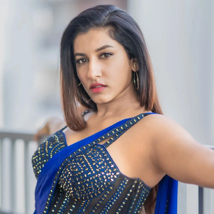 Vishnu Priya Bhimeneni Turns Up the Heat in a Royal Blue Saree