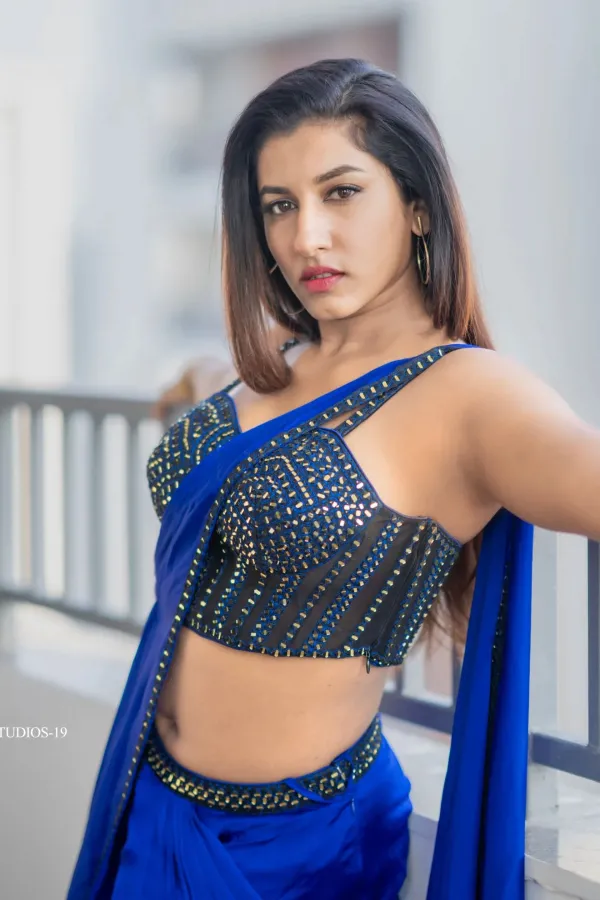 Viral Photos: Vishnu Priya Bhimeneni in Backless Mirror-Work Blouse