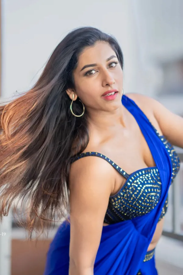 Stunning! Vishnu Priya Bhimeneni hot cleavage stills