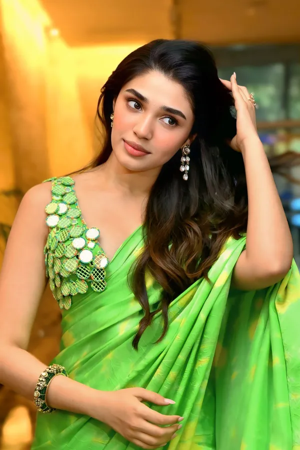 Krithi Shetty Sets Trends with Sleek Pin-Up Saree Drape