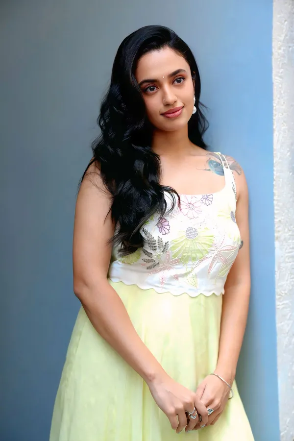 Stunning Malavika Nair Images in Floral Embroidered Crop Top