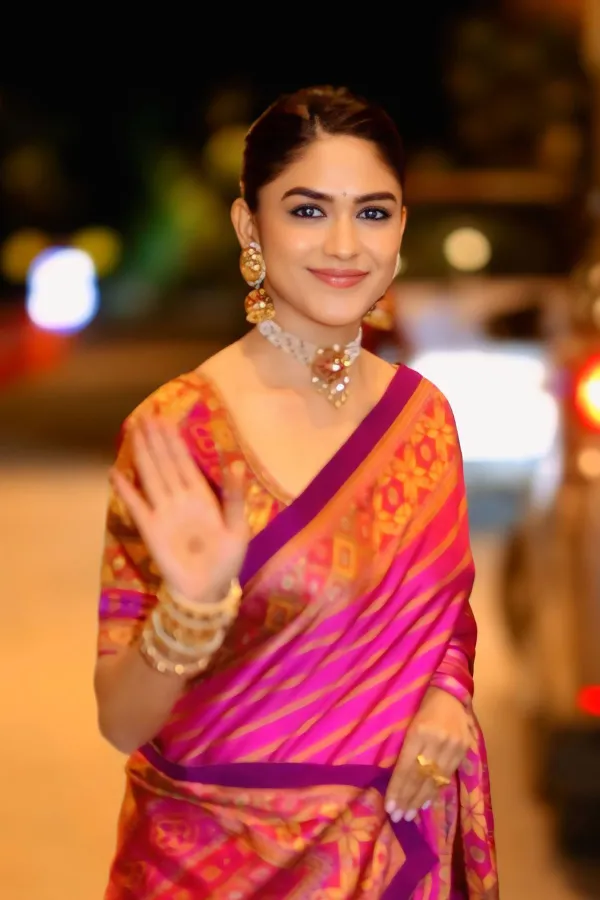 Viral Photos: Mrunal Thakur Breathtaking Traditional Saree Fashion