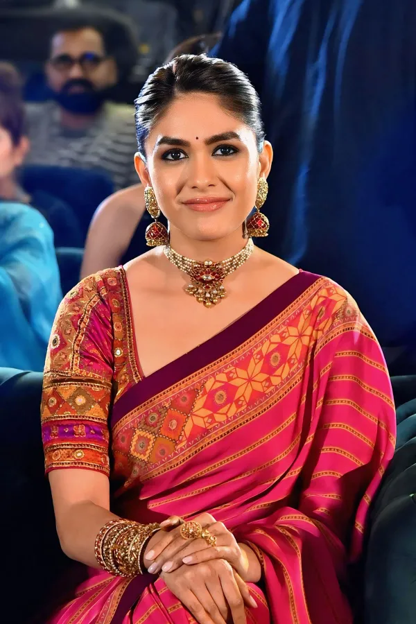 Mrunal Thakur at Dacoit Pre-Release Look: A Masterclass in Ethnic Wear