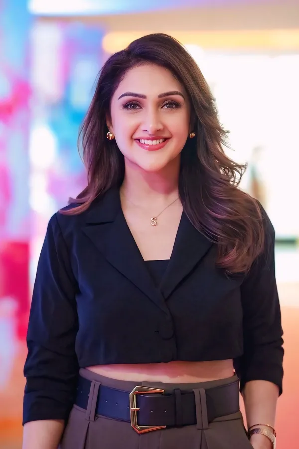 Sridevi Vijayakumar Stuns in Black Cropped Blazer & Palazzo Pants