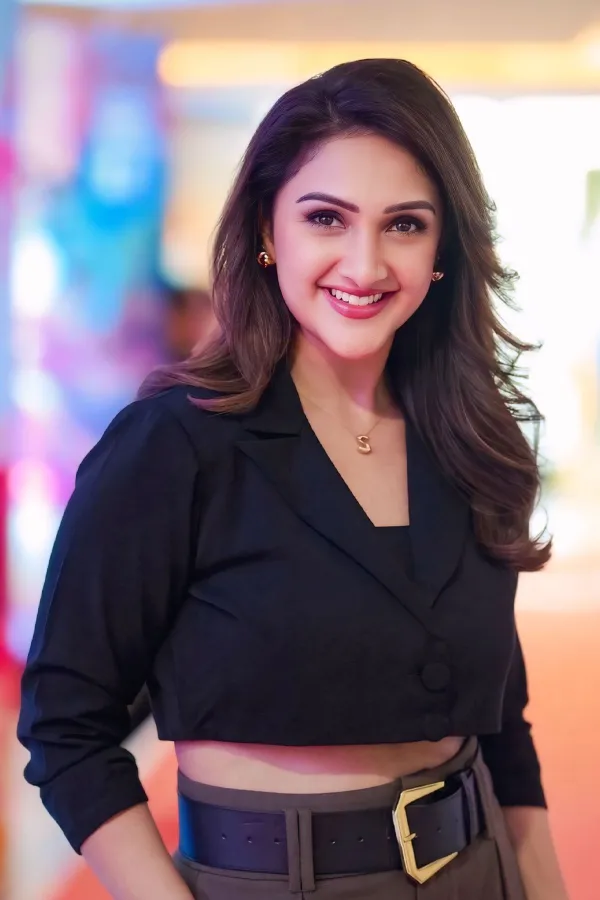 Get the Look: Sridevi Vijayakumar in Cropped Blazer & Khaki Trousers